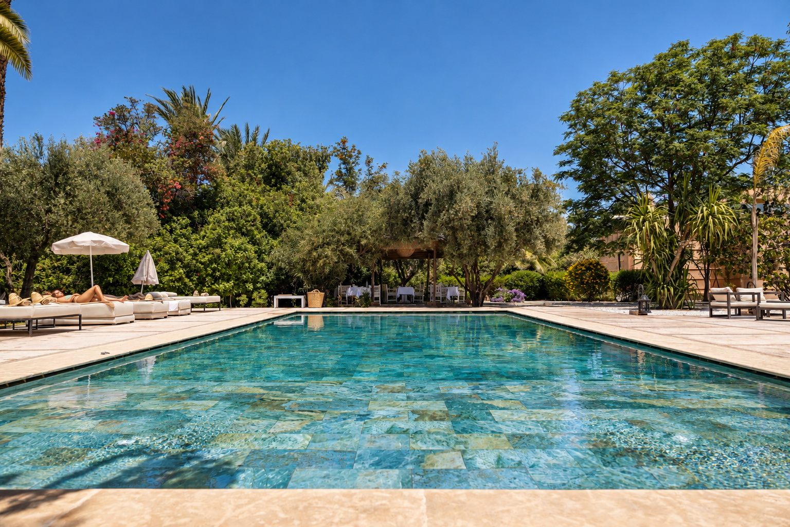 Piscine turquoise et jardin de la villa